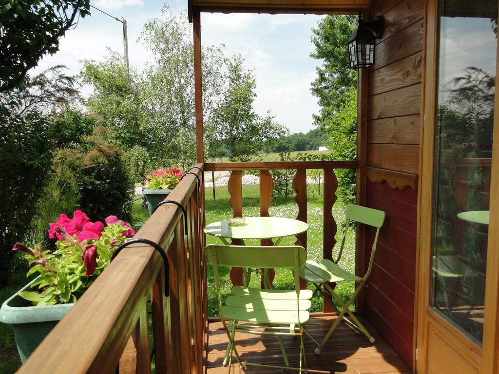 Domaine De La Vallee Aux Pages Bed & Breakfast Paray-Douaville Exterior photo